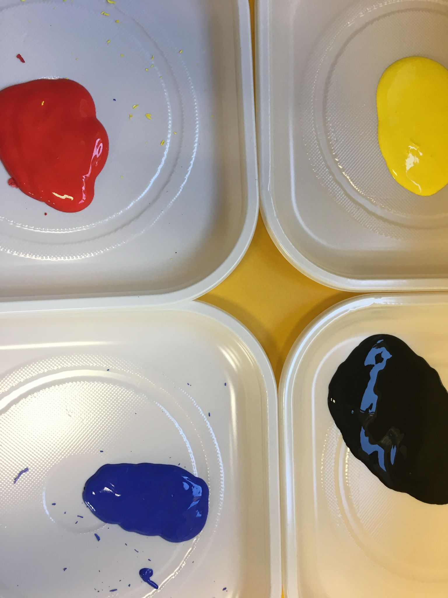 Vaschette di colori a tempera