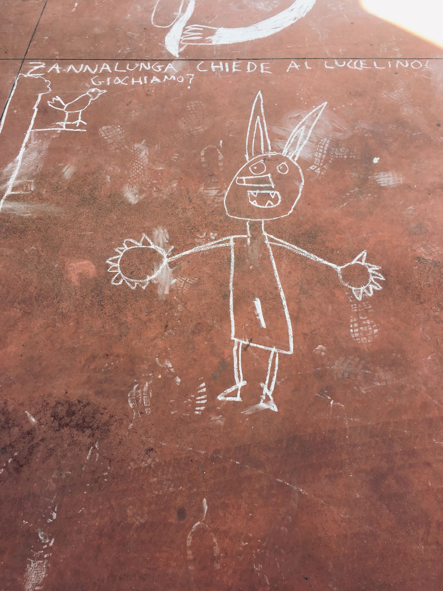 Disegni e storie realizzati a gessetto sul pavimento del cortile